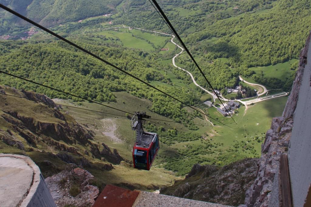 Công viên quốc gia Picos de Europa, Tây Ban Nha: Những ngọn núi hùng vĩ ở phía bắc Tây Ban Nha tạo ra một khung cảnh thiên nhiên tuyệt đẹp. Cáp treo sẽ đưa du khách qua thung lũng đầy nắng ấm và cây xanh của công viên, sau đó lên độ cao 1.840 m. Từ đây, bạn có thể đi bộ tới đài quan sát Aliva để ngắm toàn cảnh thung lũng. Ảnh: Caminos.