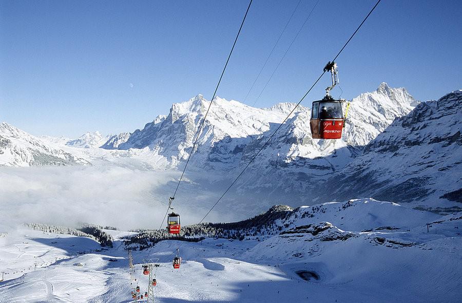 Tuyến cáp Grindelwald-Männlichen, Thụy Sĩ: Một trong những tuyến cáp dài nhất thế giới nối làng Grindelwald-Grund ở độ cao 943 m với Männlichen ở độ cao 2.230 m ở dãy Alps. Trong chuyến đi kéo dài khoảng 30 phút, du khách có thể chiêm ngưỡng những ngọn núi nổi tiếng như Jungfrau và Eiger, hay những thung lũng tuyệt đẹp phía dưới mà không cần phải leo núi hay trượt tuyết. Ảnh: Green-landscape.