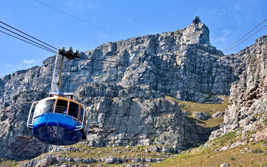 Cape Town, Nam Phi: Cáp treo núi Table có sàn buồng xoay 360 độ, cho du khách ngắm toàn cảnh trong chuyến đi lên núi Table ở độ cao 1.085 m. Khi tới đích, bạn có nhiều lựa chọn, từ đi bộ khám phá ngọn núi, đi dã ngoại hay đơn giản là vãn cảnh. Không khí nơi đây trong lành nhất là vào sáng sớm hoặc chiều muộn. Ảnh: AP.