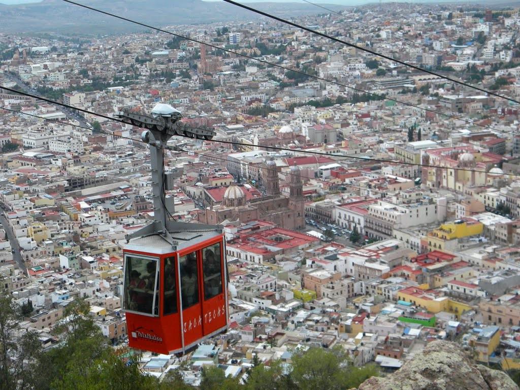 Zacatecas, Mexico: Tuyến cáp treo này hoạt động từ năm 1979 và là một trong những điểm tham quan hút khách nhất thành phố Zacatecas. Với chiều dài 650 m, cáp treo này đưa du khách ngang qua thành phố trong vòng 7 phút, với khung cảnh tuyệt đẹp. Hệ thống có hai ga, một ga nằm ở chân núi Cerro del Grillo và một ga nằm trên núi Cerro de la Bufa. Đi cáp treo này, du khách sẽ được chiêm ngưỡng những con phố, quảng trường, mái vòm với màu sắc tuyệt đẹp của thành phố. Ảnh: Panoramio.