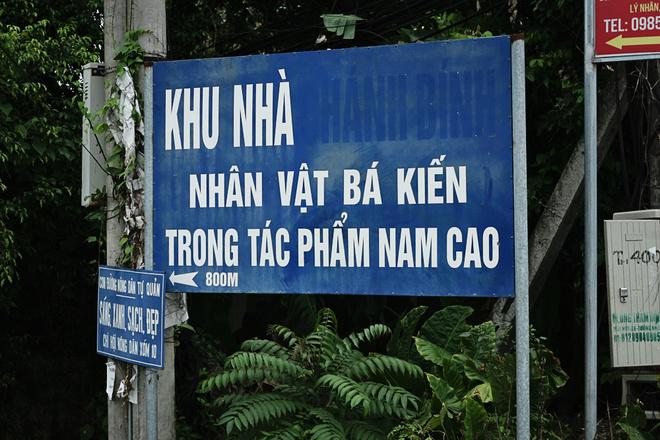Từ thành phố Phủ Lý (Hà Nam), bạn có thể men theo con đường tỉnh lộ dọc bờ sông Châu tìm về xóm 11, xã Hòa Hậu, huyện Lý Nhân, tỉnh Hà Nam. Để cẩn thận hơn, bạn nên hỏi người dân địa phương và tới nơi một cách chính xác. Đi hết con hẻm nhỏ từ chiếc bảng chỉ dẫn ở đầu đường là bạn có thể thấy ngôi nhà Bá Kiến ẩn hiện sau những rặng cây sum xuê cùng hàng cau thẳng tắp.