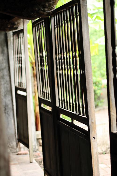 Nhà có 3 gian theo truyền thống của người Việt Nam. Để vào được bên trong, bạn phải đi qua hai lớp cửa được làm bằng gỗ lim quý hiếm hơn trăm năm mà vẫn còn rắn rỏi. Lớp đầu tiên ngoài hiên để chống nắng mưa. Bước qua lớp cửa thứ hai để vào nhà, bạn sẽ cảm nhận được không gian xưa cũ, mang đậm không khí làng quê Bắc bộ. Trải qua bao mưa gió, ngôi nhà chỉ nhuộm màu thời gian nhưng ít bị hư hại.