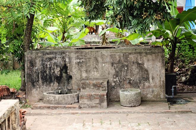Những câu chuyện ly kỳ của ngôi nhà được thêu dệt từ lúc nó thuộc về cụ Bá Bính. Còn biết đến là nguyên bản nhân vật Bá Kiến trong truyện Chí Phèo. Đây cũng là lý do giải thích tại sao ngôi nhà lại gắn liền với tên chủ nhân là nhà “Bá Kiến” nổi tiếng qua bao đời nay.