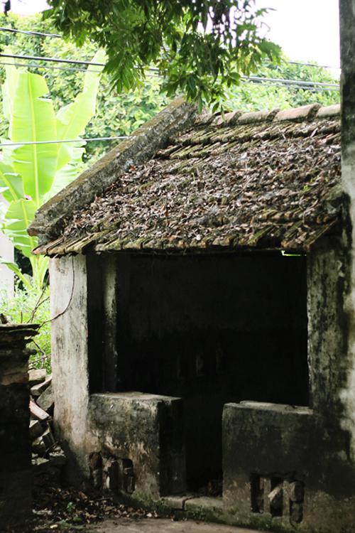 Những câu chuyện này đều xoay quanh sự thành bại và cái chết của các đời chủ nhân của ngôi nhà. Có mẫu chuyện được người dân ở đây kể lại là hiện thân của Chí Phèo quay về trả thù.