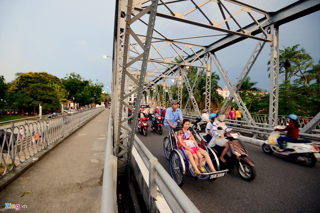 Cầu Trường Tiền đã trở thành một phần cuộc sống của người dân Huế, và là điểm tham quan không thể bỏ qua với du khách thập phương. Ảnh: Lê Hiếu - Mạnh Thắng.
