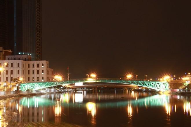 Cầu Mống hiện không còn là nơi lưu thông xe cộ, mà trở thành điểm hẹn hò lãng mạn của giới trẻ Sài Gòn. Ảnh: Như Quỳnh.