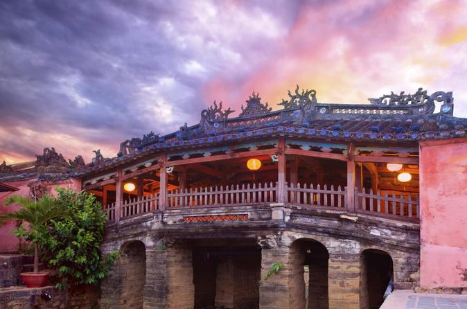 Chùa Cầu, Hội An: Cây cầu dài 18 m bắc qua lạch nước chảy ra sông Thu Bồn là một trong những di tích nổi tiếng của khu đô thị cổ Hội An. Ảnh: Lonelyplanet.