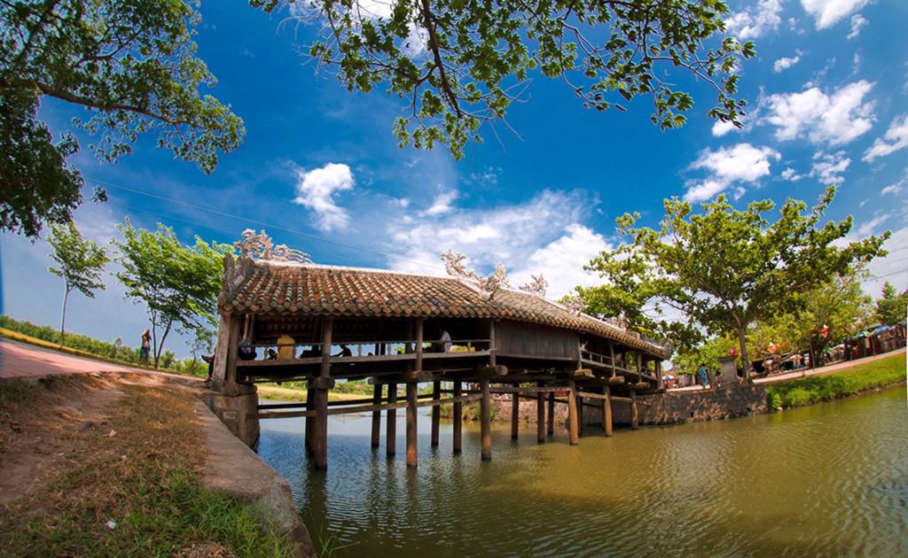 Cầu ngói Thanh Toàn, Thừa Thiên - Huế: Cây cầu gỗ bắc qua mương làng Thanh Thủy Chánh, xã Thủy Thanh, tỉnh Thừa Thiên - Huế, là một công trình quý hiếm và có giá trị nghệ thuật cao trong các loại cầu cổ ở Việt Nam. Ảnh: Hanoitv.