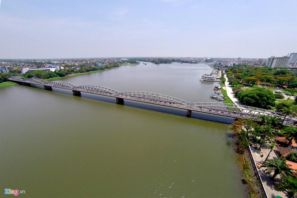 Cầu Trường Tiền, Huế: Còn được gọi là cầu Tràng Tiền, chiếc cầu gắn liền với hình ảnh xứ Huế mộng mơ này có kiến trúc theo kiểu Gothic, do hãng Eiffel của Pháp thiết kế và xây dựng, hoàn tất năm 1899. Ảnh: Lê Hiếu - Mạnh Thắng.