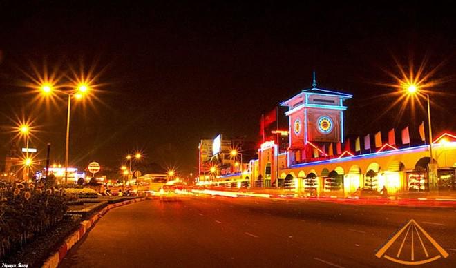 7. Chợ đêm Bến Thành (quận 1, TP HCM) là ngôi chợ tham quan, mua sắm nổi tiếng của du khách khi đến thành phố mang tên Bác. Chợ hoạt động từ 17h với hàng trăm gian hàng. Ngoài lang thang mua sắm, khu ẩm thực của chợ đêm Bến Thành cũng thu hút hàng ngàn luợt khách đến thưởng thức đặc sản của nhiều vùng miền. Ảnh: Nguyễn Quang.