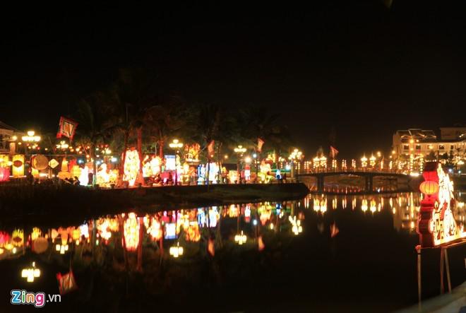Chợ không chỉ thu hút du khách với các mặt hàng lưu niệm, những mâm tò he xinh xắn, những món ăn nức tiếng của phố cổ... mà còn tiếng cuời nói nhộn nhịp của du khách. Ảnh: Ngọc Trường.