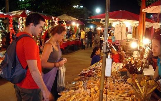 4. Chợ đêm Quy Nhơn nằm ngay trung tâm thành phố và gần biển Quy Nhơn. Chợ họp từ 18-22h hàng ngày và bán những mặt hàng thời trang như quần áo, giày dép, túi xách, thú bông…Hàng hóa ở đây có giá rất rẻ. Chỉ cần vài chục ngàn đến hơn trăm ngàn là bạn đã có thể tậu được một bộ cánh hợp mốt. Ảnh: Bạch Xuân Lộc.