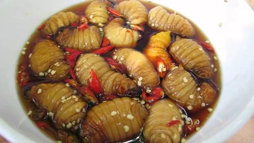 Đuông dừa chấm nước mắm ớt.