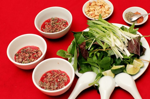 Tiết canh là món khoái khẩu của dân nhậu.