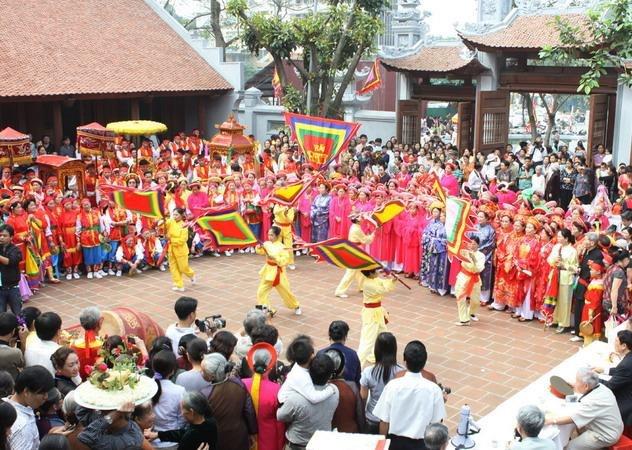 Hội đền và đình Kim Liên được tổ chức thường niên vào ngày 16/3 âm lịch, thu hút đông đảo du khách và người dân Hà thành. Trong dịp này, người ta tổ chức các sinh hoạt văn hóa độc đáo như chọi chim, thi nấu cơm trên thuyền, chơi bấp bênh dưới nước, thi tài dọn cỗ cúng thần với những mâm cỗ rất thú vị. Ảnh: Cinet.
