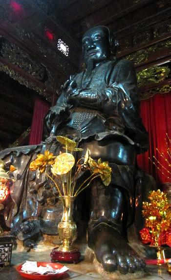 Ngoài bức tượng đồng thờ thần Huyền Trân Trấn Vũ là một công trình nghệ thuật độc đáo, nơi đây còn có quả chuông đồng trên gác tam quan với tiếng ngân đã đi vào lòng người dân Việt Nam: “Tiếng chuông Trấn Vũ, canh gà Thọ Xương”. Ảnh: VOV.