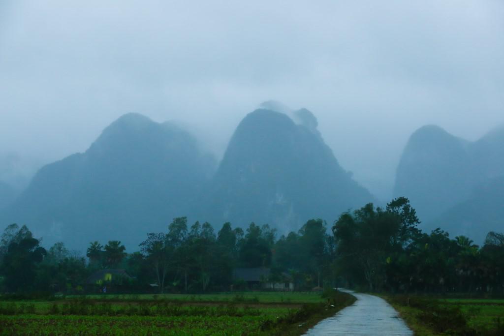 Nhìn từ xa có thể thấy mây mù phủ kín ngọn đèo, tạo cảm giác huyền bí như những gì bộ phim muốn truyền tải.