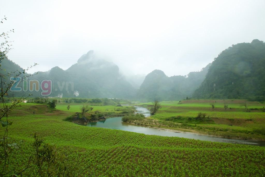 Xung quanh hang Chuột là ruộng ngô của người dân địa phương. Sau cơn mưa phùn hôm 24/2, thời tiết hiện vẫn khá âm u. Tuy nhiên, theo lời đạo diễn Jordan Vogt-Roberts, thời tiết rất hợp với kịch bản phim.