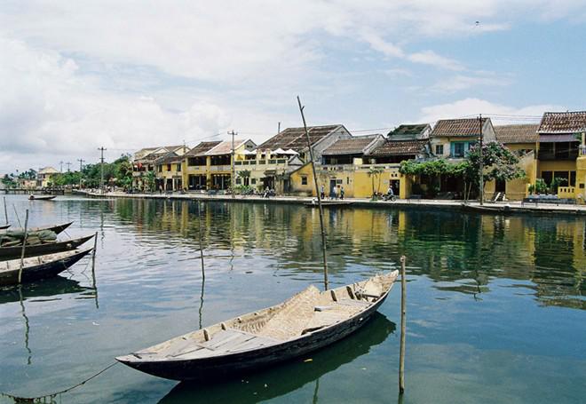 <strong>3. Hội An vào top 10 thành phố tham quan lý tưởng ở châu Á: </strong>Trong tháng 5, chuyên trang du lịch Smarter Travel công bố top 10 thành phố châu Á đáng tham quan nhất, trong đó có phố cổ Hội An của Việt Nam. Bên cạnh đó là các thành phố nổi tiếng như Bắc Kinh (Trung Quốc), Singapore, Hong Kong (Trung Quốc), Mumbai (Ấn Độ), Bangkok (Thái Lan), Tokyo (Nhật Bản), Seoul (Hàn Quốc), Siem Reap (Campuchia) và Đài Bắc (Đài Loan). Ảnh: hoianworldheritage.