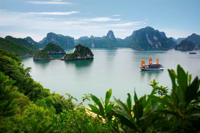 <strong>4. Vịnh Hạ Long lọt top 15 điểm du lịch phải đến một lần trong đời: </strong>BuzzFeed giới thiệu danh sách 15 điểm du lịch hấp dẫn du khách phải đến một lần trong đời. Vịnh Hạ Long của Việt Nam dẫn đầu trong top 2 với vẻ đẹp độc đáo hòa quyện của biển và núi. Danh sách còn có rạn san hô Great Barrier Reef (Australia), thác Iguazu nằm ở biên giới Argentina - Brazil, đảo Koh Phi Phi (Thái Lan), thành phố New York (Mỹ), Paris (Pháp), Taj Mahal (Ấn Độ), lễ hội Burning Man (Mỹ), đảo Galapagos (Ecuador), kim tự tháp Giza (Ai Cập), núi Kilimanjaro, Hổ Khiêu Hiệp (Trung Quốc), thành cổ Acropolis (Hy Lạp), đền Angkor Wat (Campuchia), Grand Canyon (Mỹ). Ảnh: halongbay.info.
