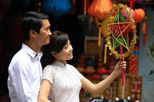 Phố Hàng Mã nằm trong phố cổ Hà Nội. Đây là nơi nổi tiếng với nghề thủ công truyền thống làm đồ mã. Vào mỗi dịp lễ lớn trong năm (Tết, Trung thu, Giáng sinh...), Hàng Mã lại được trang trí theo nhiều phong cách khác nhau và là điểm vui chơi của giới trẻ thủ đô. Ảnh: Lê Hiếu.