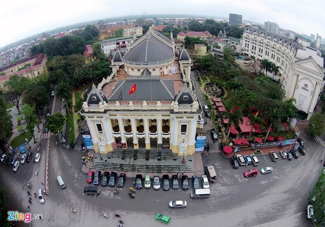 Nhà hát lớn Hà Nội tọa lạc trên quảng trường Cách Mạng Tháng Tám. Công trình là dấu ấn của thời kỳ Phục Hưng với hàng cột theo thức Ionic La Mã, hệ mái lợp ngói đá đen kỳ công. Ảnh: Mạnh Thắng.