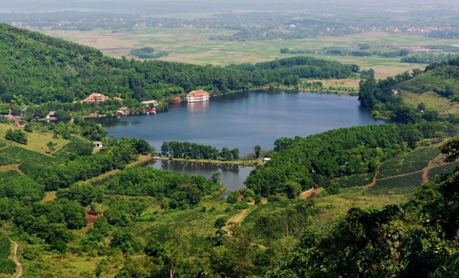 <strong>1. Vườn quốc gia Ba Vì: </strong>Chỉ cách Hà Nội 50 km về phía tây, Vườn quốc gia Ba Vì thuộc xã Tản Lĩnh, huyện Ba Vì tỉnh Hà Tây. Phong cảnh hùng vĩ của núi rừng, cảnh sắc thiên nhiên đa dạng, hệ thực vật hấp dẫn cùng khí hậu quanh năm mát mẻ rất thích hợp cho những hộ gia đình nghỉ ngơi. Tại đây hiện có rất nhiều khu giải trí vui chơi hấp dẫn như Khoang Xanh, Suối Tiên, Ao Vua, Thác Ngà, Suối Ngọc… cùng rất nhiều resort nghỉ dưỡng, dịch vụ đa dạng. Ảnh: Vũ Quang Ngọc.