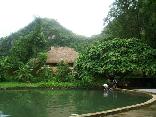 <strong>2. Suối khoáng Kim Bôi, Hòa Bình: </strong>Đây là hệ thống suối khoáng nóng tự nhiên thuộc xã Hạ Bì, huyện Kim Bôi, tỉnh Hòa Bình, cách Hà Nội khoảng 70 km theo quốc lộ 6. Tới đây ngoài tắm nước khoáng, massage spa thư giãn, bạn còn có thể tổ chức tiệc ngoài trời, cắm trại, giao lưu văn nghệ, hay thưởng thức các tiết mục múa nghệ thuật đặc sắc. Ảnh: Sovanhoa.hoabinh.gov.vn.