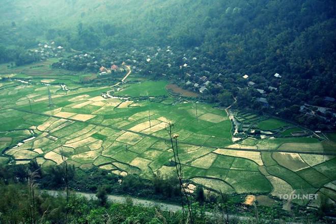 <strong>3. Thung lũng Mai Châu, Hòa Bình: </strong>Từ Hà Nội sau khi đi 70 km đến Hòa Bình, bạn sẽ mất thêm quãng đường 60 km để tới thung lũng Mai Châu, nơi có những cánh đồng lúa, thung lũng với rừng cây xanh lá, cảm giác yên bình đến kỳ lạ. Bạn có thể lựa chọn nghỉ ngơi tại những nhà sàn thoáng mát sạch sẽ của người dân địa phương, hay những khu nghỉ dưỡng sang trọng. Ảnh: Toidi.net.