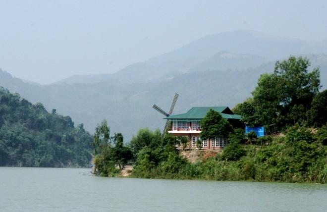 <strong>4. Thung Nai, Hòa Bình: </strong>Nằm cách Hà Nội 100 km về hướng Tây Bắc, Thung Nai - một xã thuộc lòng hồ sông Đà - cũng là một lựa chọn không tồi cho bạn. Được mệnh danh là Hạ Long giữa Hòa Bình, nơi đây sơn thủy hữu tình, khí hậu trong lành mát mẻ. Thung Nai rất thích hợp cho những hộ gia đình tới vào dịp cuối tuần, với các hoạt động chèo thuyền câu cá, tham quan lòng hồ sông Đà, đi chợ nổi Thác Bờ, đảo quạ, hay tham quan bản Mường. Ảnh: Nhà sàn Thung Nai.