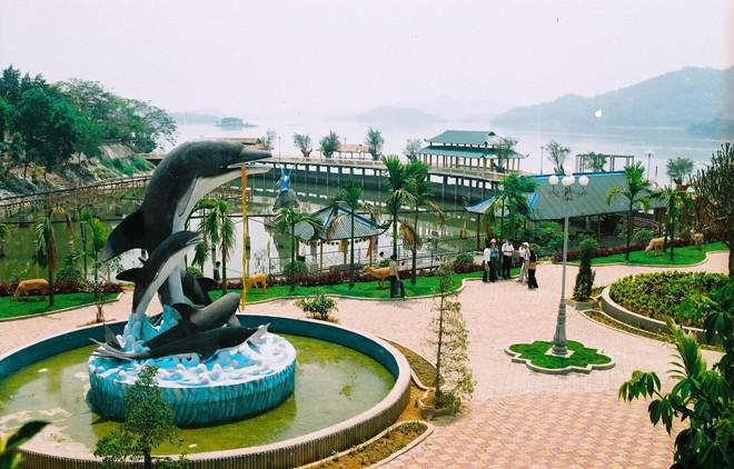 <strong>5. Hồ Núi Cốc, Thái Nguyên: </strong>Cách Hà Nội 100 km, hồ Núi Cốc là một hồ nước ngọt nhân tạo gắn liền với truyền thuyết về chàng Cốc và nàng Công, có phong cảnh thiên nhiên tuyệt đẹp, khí hậu mát mẻ trong lành, khác hẳn với chốn đô thị ồn ào bụi bặm. Tới đây, bạn có thể đi du thuyền quanh các đảo, vui chơi tại công viên nước, hay tham quan đồi chè Tân Cương, đốt lửa trại hay thưởng thức những đặc sản. Ảnh: Thainguyen.gov.vn.