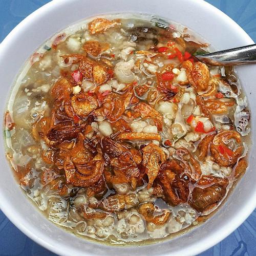 Bánh đúc ở đây nổi tiếng ngon nhưng cũng có khá nhiều người than phiền về thái độ người bán, nên bạn cũng nên cân nhắc khi đến ăn. Ảnh: Khang Vo