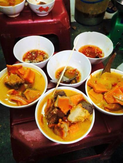 Phá lấu bò là món ăn quen thuộc của nhiều bạn trẻ, thường được chọn thưởng thức vào buổi chiều mát. Ảnh: Lâm Vũ