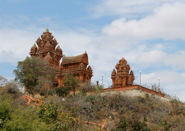 Tháp được xây dựng dưới triều vua Simhavarman III vào cuối thế kỷ XIII, thờ vị vua PoKlongGirai. Bên cạnh đó, đây còn nơi hành hương của các dân tộc Chăm và là địa điểm diễn ra các lỗi hội Katê vào tháng 10 hàng năm. Ảnh: Xuân Lộc.