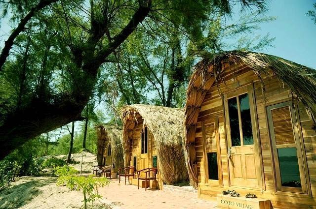 Những căn nhà gỗ ngay sát mép biển trên đảo Cô Tô