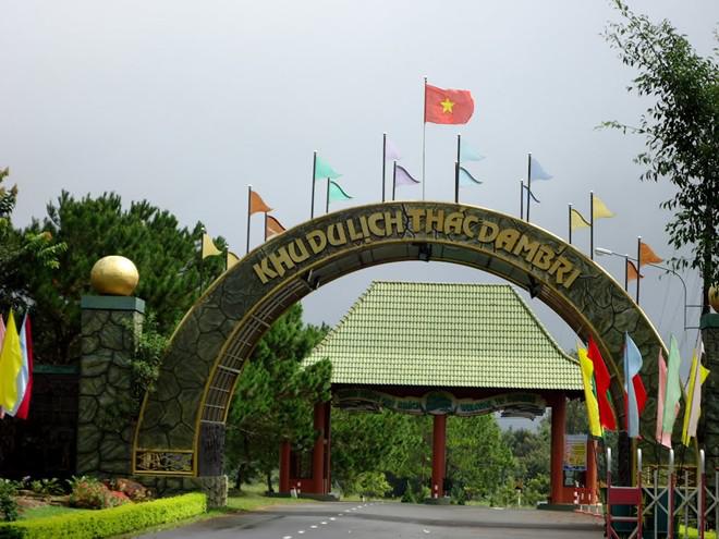 Điều khiến du khách ấn tượng khi đến với Dambri là hệ thống máng trượt và thang máy đầy ấn tượng.