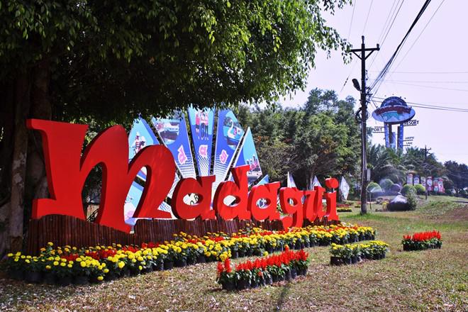Chỉ cách TP HCM hơn 3 giờ di chuyển, Madagui thích hợp cho một buổi dừng chân khám phá trong hành trình ngao du sơn thủy của bạn. Những trò chơi mạo hiểm độc đáo là điểm nhấn của khu vui chơi này.
