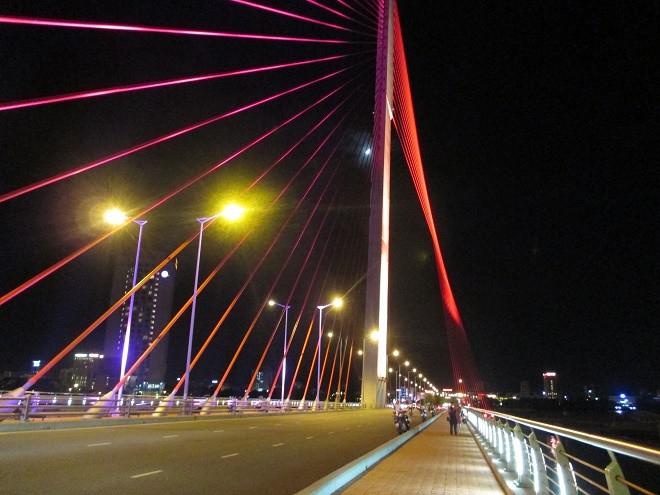 Đèo Hải Vân: Dài 20 km, với độ cao gần 500 m so với mực nước biển, đèo Hải Vân nổi tiếng đẹp và hiểm trở. Ngắm cảnh bờ biển từ đỉnh đèo là một trải nghiệm tuyệt vời với bất cứ ai.