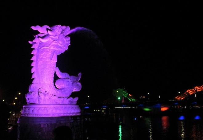 Bãi tắm Non Nước: dài 5 km ngay dưới Ngũ Hành Sơn, bãi tắm Non Nước có cát trắng mịn, có độ dốc thoai thoải và những con sóng êm đềm. Nước biển ở đây rất trong và sạch. Đặc biệt, rừng phi lao nhiều năm tuổi tại bờ biển là nơi nghỉ ngơi, cắm trại, dã ngoại lý tưởng.