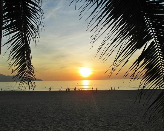 Đến Cù Lao Chàm, du khách sẽ được khám phá một vùng thiên nhiên hoang sơ, thơ mộng tại hòn Lao, hòn Dài, hòn Chồng, hòn Yến và hòa mình với cuộc sống dân dã tại các làng chài, thưởng thức các loại đặc sản địa phương như tôm, cá, mực, cua đá, rau rừng... Tắm biển, tắm nắng, leo núi, hay tham gia các hoạt động thể thao như mô tô nước, dù bay, lướt ván, bơi thuyền, lặn ngắm san hô cũng là những điều hấp dẫn khách du lịch.