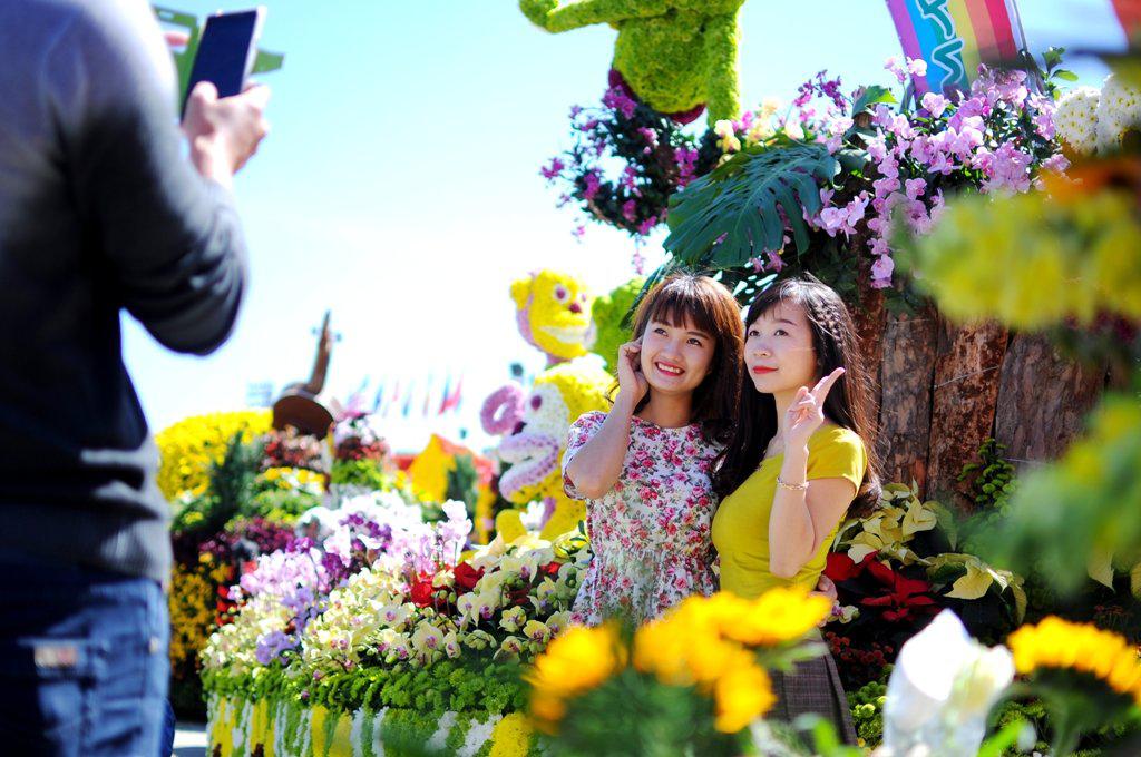 Du khách chìm trong không gian hoa của festival - Ảnh: Lâm Thiên