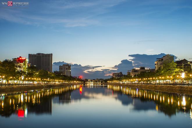 Nằm gần chợ Đổ là hồ Tam Bạc, điểm nhấn của dải trung tâm thành phố. Là điểm các cụ già đánh cờ, thanh niên tập thể dục hay trẻ nhỏ vui chơi, du khách ghé thăm hồ có thể cảm nhận nếp sống thường ngày của người dân.