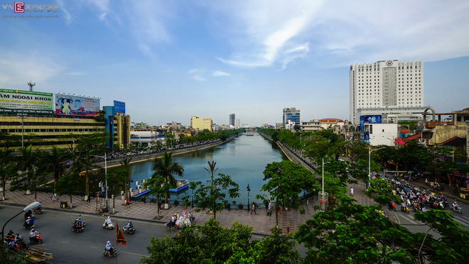 Cách Hà Nội khoảng 100 km về phía đông bắc, trung tâm thành phố Hải Phòng là nơi du khách có thể dừng chân khám phá trên đường đến Đồ Sơn hoặc Cát Bà dịp hè này.