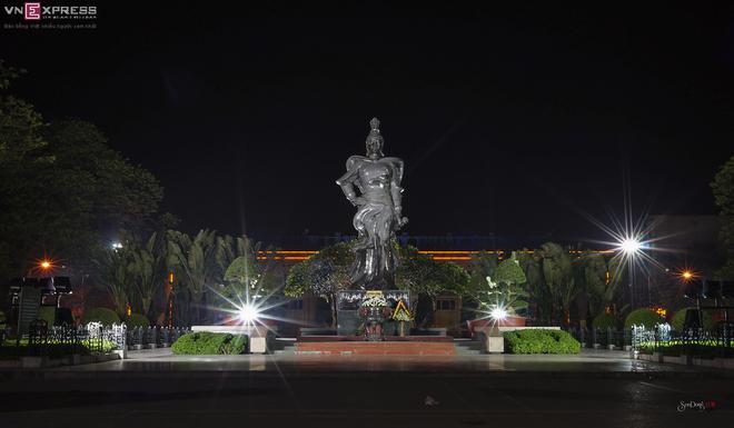 Tượng đài nữ tướng Lê Chân nằm trước trung tâm triển lãm là một trong những biểu tượng của thành phố hoa phượng đỏ. Công trình được khởi công ngày 30/11/1999, là sự tôn vinh với nữ tướng Lê Chân, người có công gây dựng nên Hải Phòng ngày nay.
