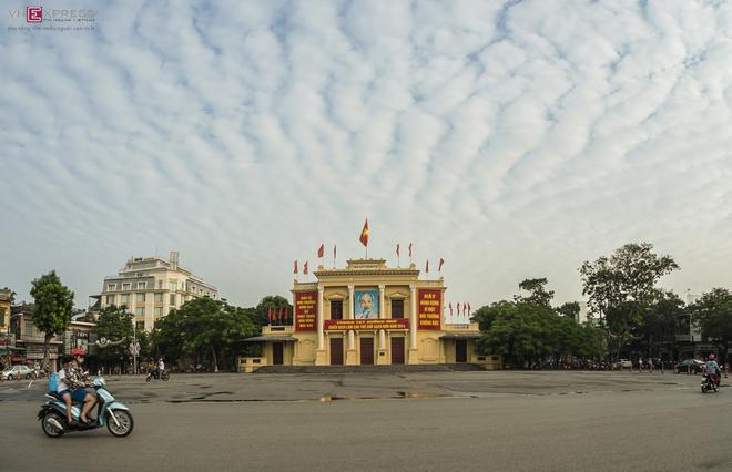 Nhà hát Lớn khởi công năm 1904 theo lối kiến trúc Baroc. Công trình từng là nơi sinh hoạt chính trị, văn hóa của người giàu bản xứ và quân đội Pháp. Ngày nay, các hoạt động chủ yếu là kỷ niệm, mít tinh, biểu diễn... Các buổi hòa nhạc định kỳ phục vụ người dân được tổ chức tại vườn hoa Nhà Kèn gần đó.