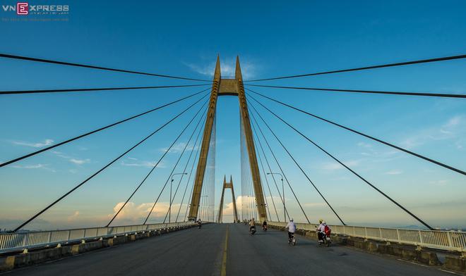 Cầu Bính nối trung tâm thành phố với huyện Thủy Nguyên. Đây là cây cầu dây văng có chiều dài 1,3 km, khởi công ngày 1/9/2002.