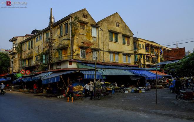Chợ Đổ là tên thường gọi của chợ Tam Bạc vì được xây dựng trên nền đất cũ của một khu nhà đổ trong chiến tranh. Chợ là đầu mối trái cây và nông sản lớn. Thời điểm đông nhất là sáng sớm, tiếng người mua bán hòa nhau tạo không gian huyên náo.