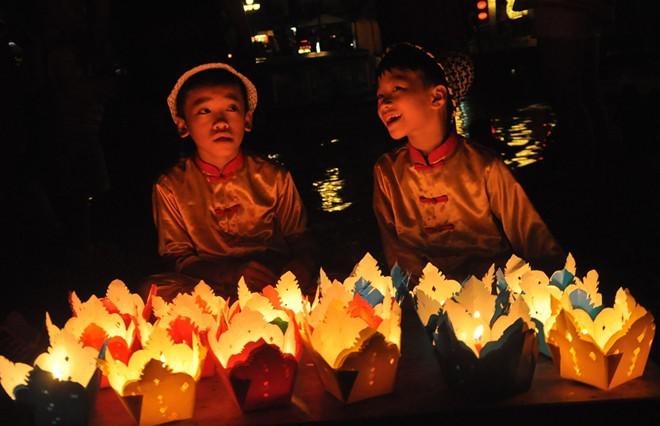 Lễ hội hoa đăng Hội An: Vào đêm rằm Trung Thu, tất cả các con đường tại phố cổ đều có sự hiện diện của những bông hoa được cắt theo hình lục giác đều, có một đèn cầy ở trong, đó là hoa đăng. Hãy chọn cho mình một bông để gửi ước nguyện của bạn đến bạn bè, người thân. Ảnh: Tuấn Nguyễn.