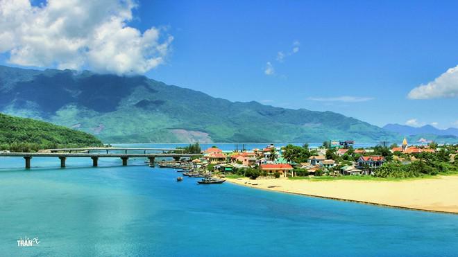 Biển Lăng Cô (Huế) từ lâu đã nổi tiếng là một bãi biển đẹp nhất Việt Nam. Nơi đây có làn n­ước biển trong xanh bao la tuyệt đẹp, những cánh rừng nhiệt đới rộng lớn, đầm Lập An huyền bí. Không gian rộng, tuyệt đẹp của nơi đây khiến cuộc dạo chơi dưới đêm trăng càng thi vị, thanh bình. Ảnh: Trần Khôi.