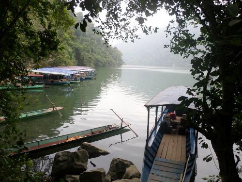 Với khung cảnh nên thơ hữu tình, hồ Ba Bể được ví như viên ngọc xanh bí ẩn giữa núi rừng Đông Bắc. Ảnh: Lê Thương.